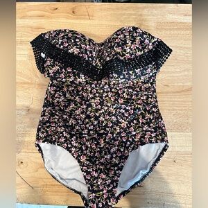 Kona Sol Swimsuit Size M